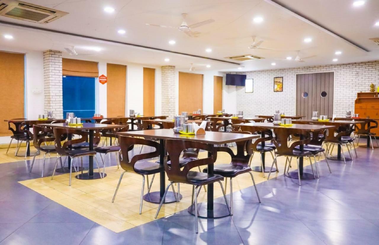 First Inn Hotels Madras Buitenkant foto