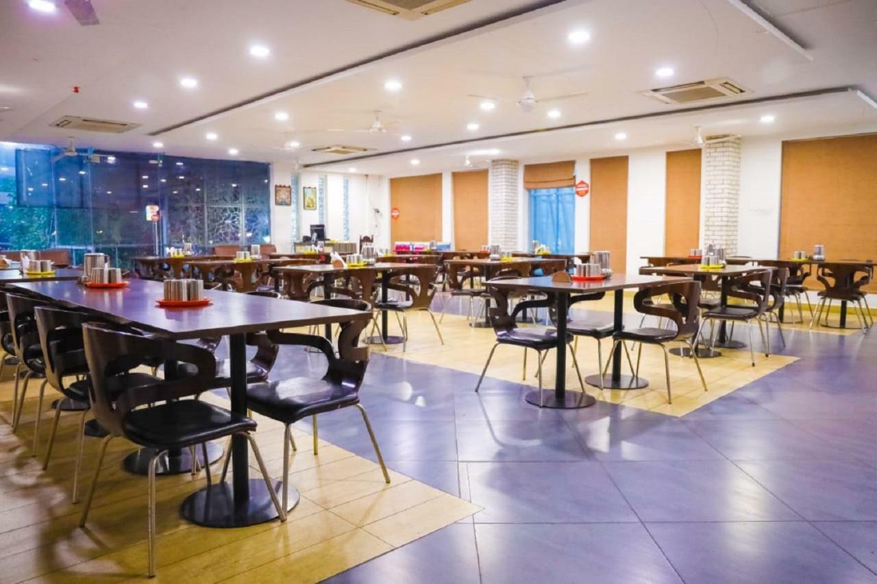 First Inn Hotels Madras Buitenkant foto